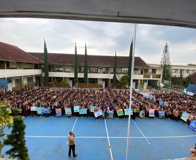 Penanggulangan Sampah dengan Meluncurkan Program Sesa Sapu di SMPN 1 Bayongbong